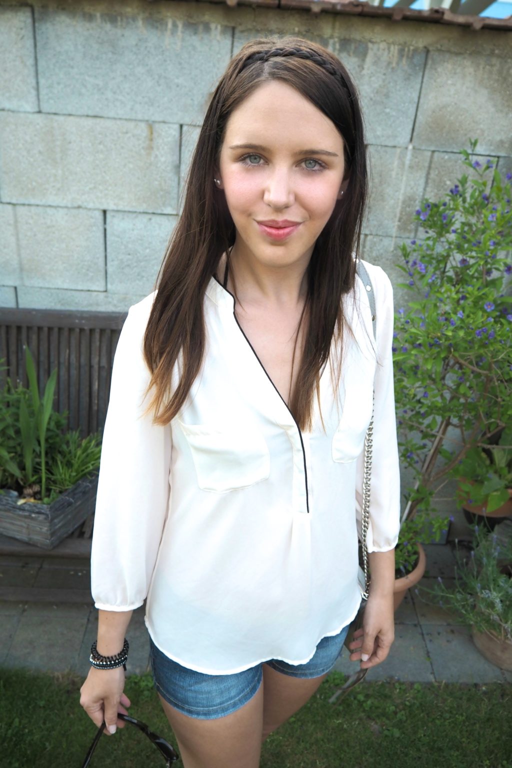 Summer-Nights Outfit mit Jeansshorts und sommerlicher Bluse