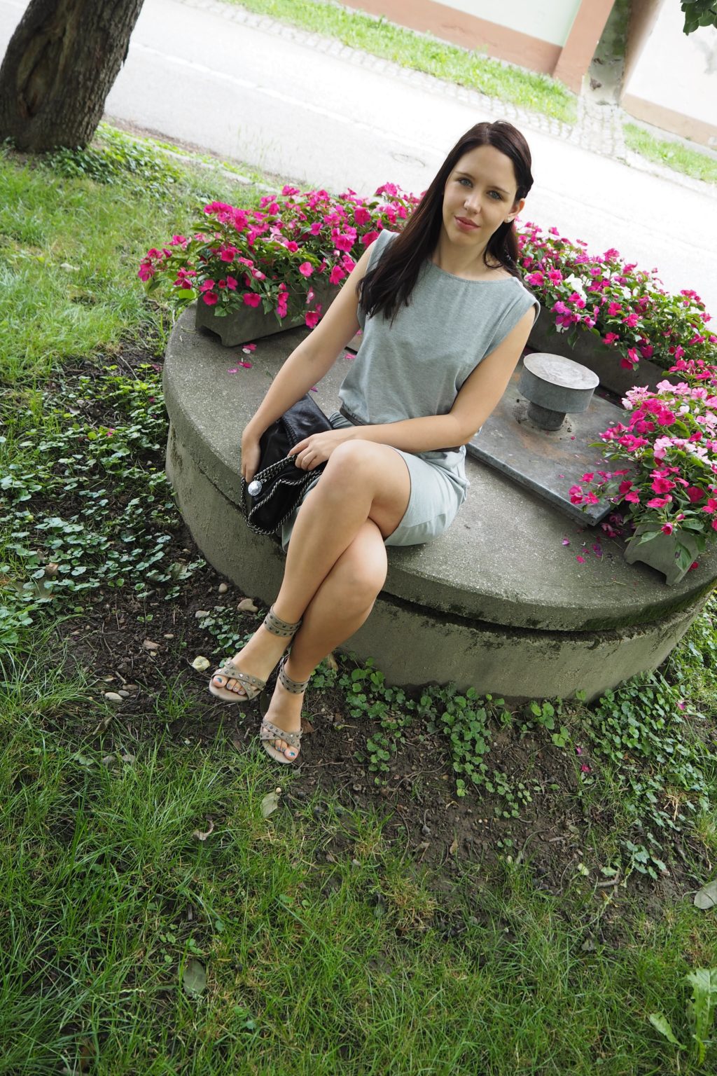 Summer Outfit: Grey dress Summer-Outfit July