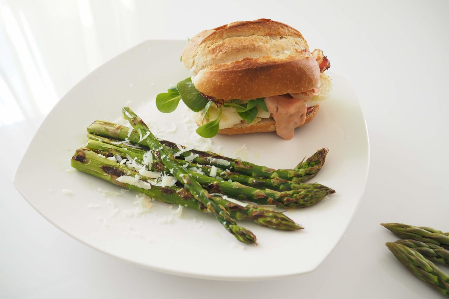 #Spargelwochen: Halloumi-Burger mit gegrilltem Spargel Rezept Halloumi-Burger mit gegrilltem Burger #Spargelwochen