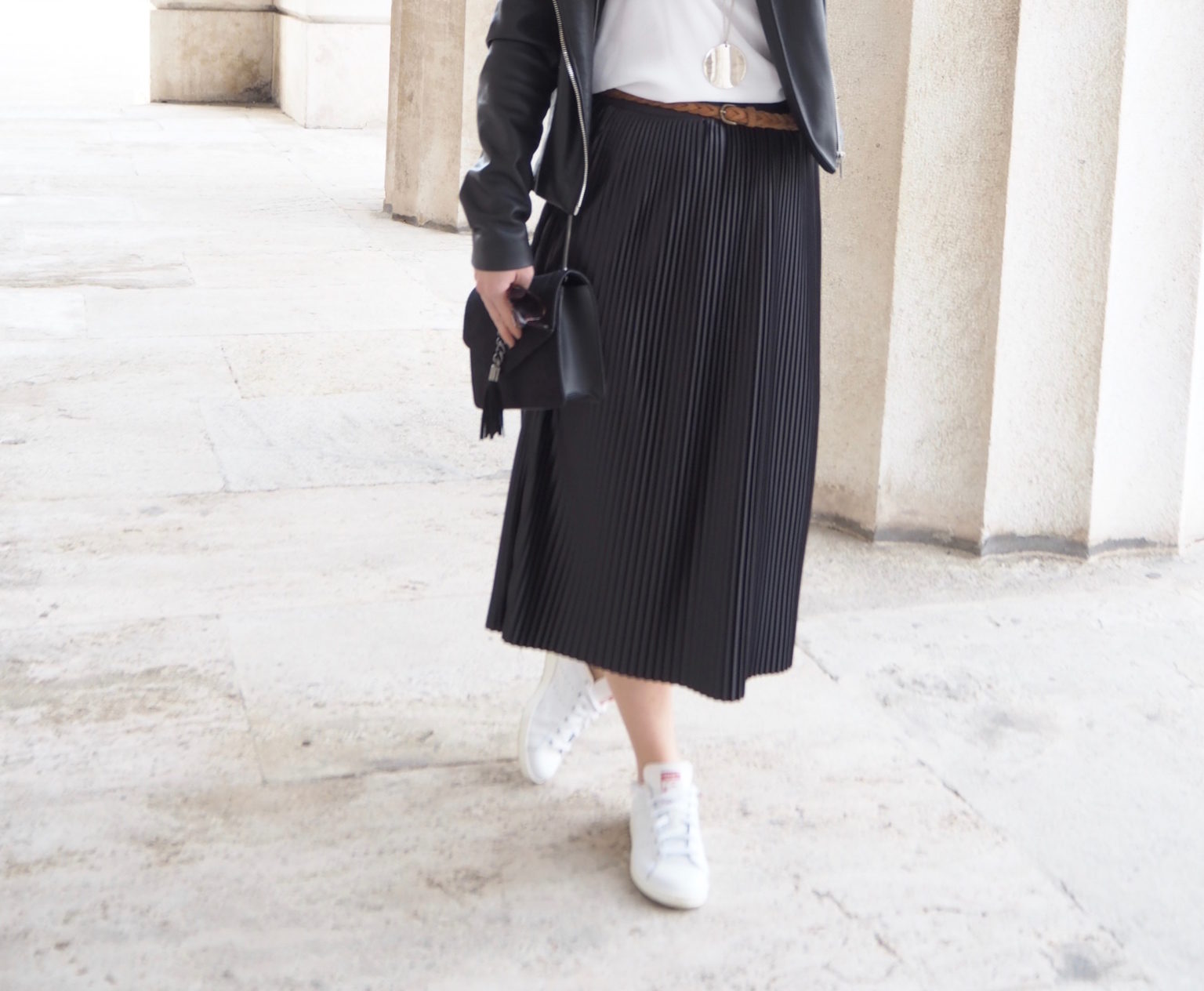 Pleated Midi Skirt & Stan Smith Sneakers Plissee Pleated Midi Skirt