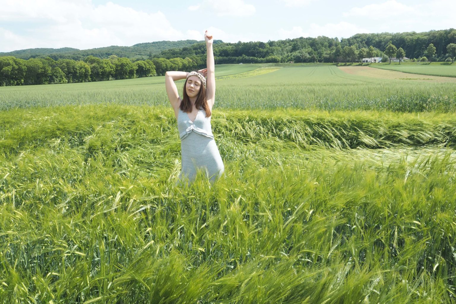 So trägst du dein Seidentuch als Haarband: One Trend-Different Styles Outfit Bandana und Overall