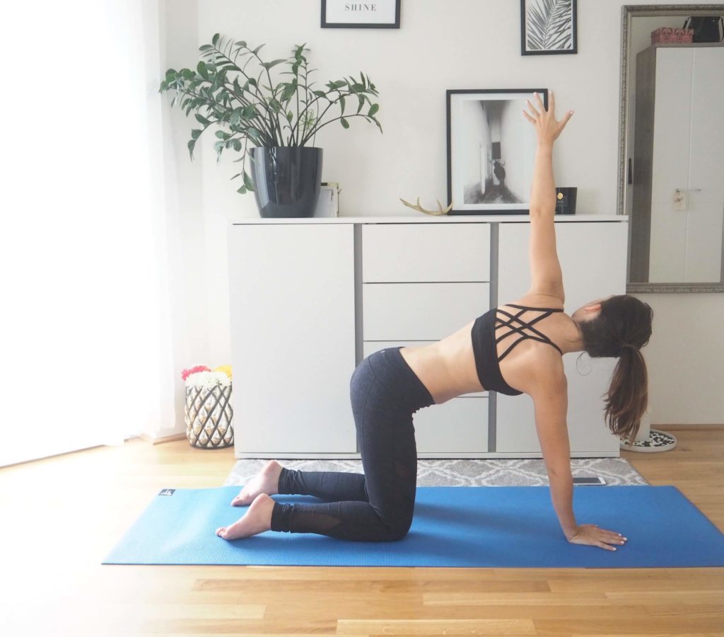 Schulter dehnen Yogaübung