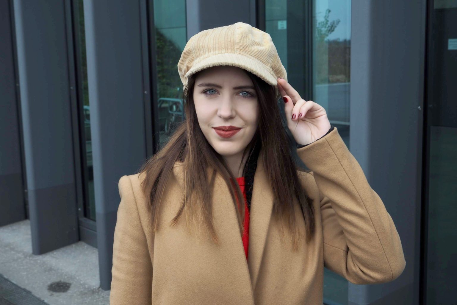 Warum der Camel Coat in deiner Capsule Wardrobe nicht fehlen darf! Mary Jay Cap