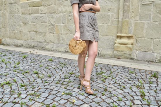 Taschentrends im Sommer: Outfit mit Handtasche aus Bambus im Cult Gaia