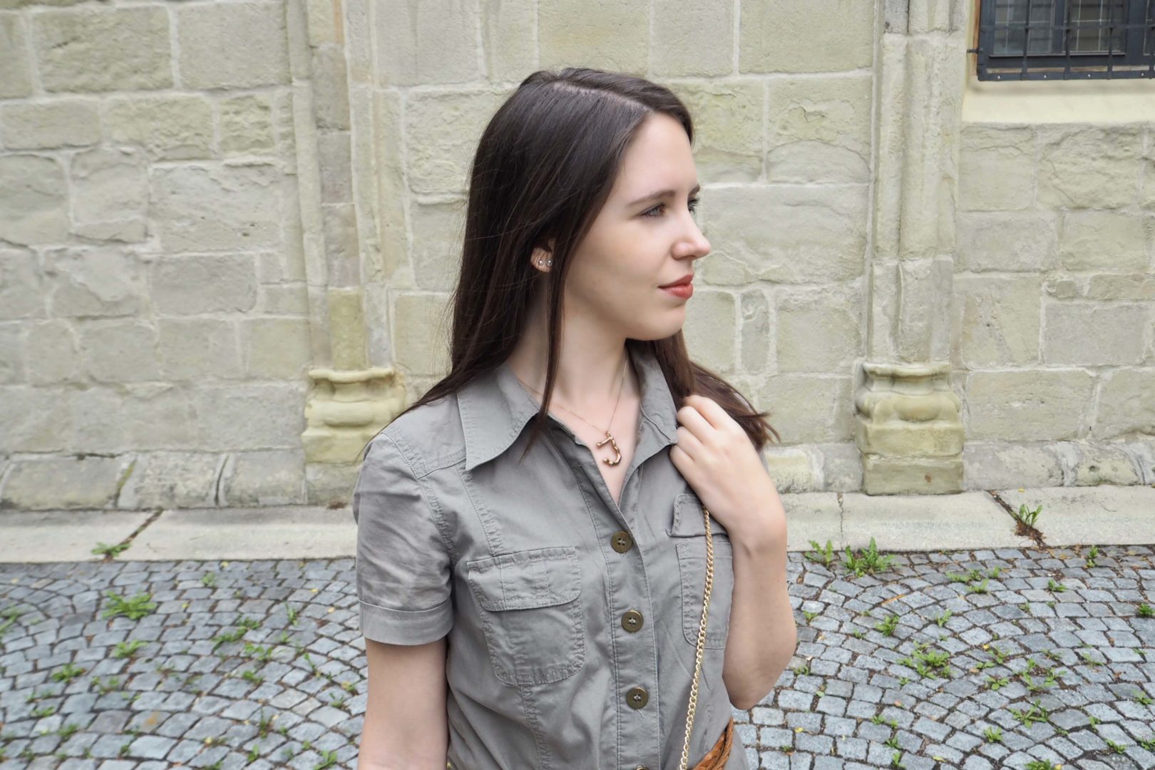 Taschentrends im Sommer: Outfit mit Handtasche aus Bambus im Cult Gaia