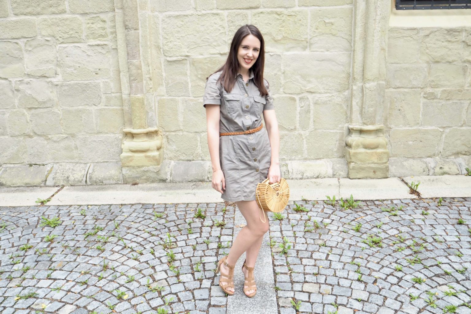Taschentrends im Sommer: Outfit mit Handtasche aus Bambus im Cult Gaia Stil Outfit mit Handtasche aus Bambus im Cult Gaia Style