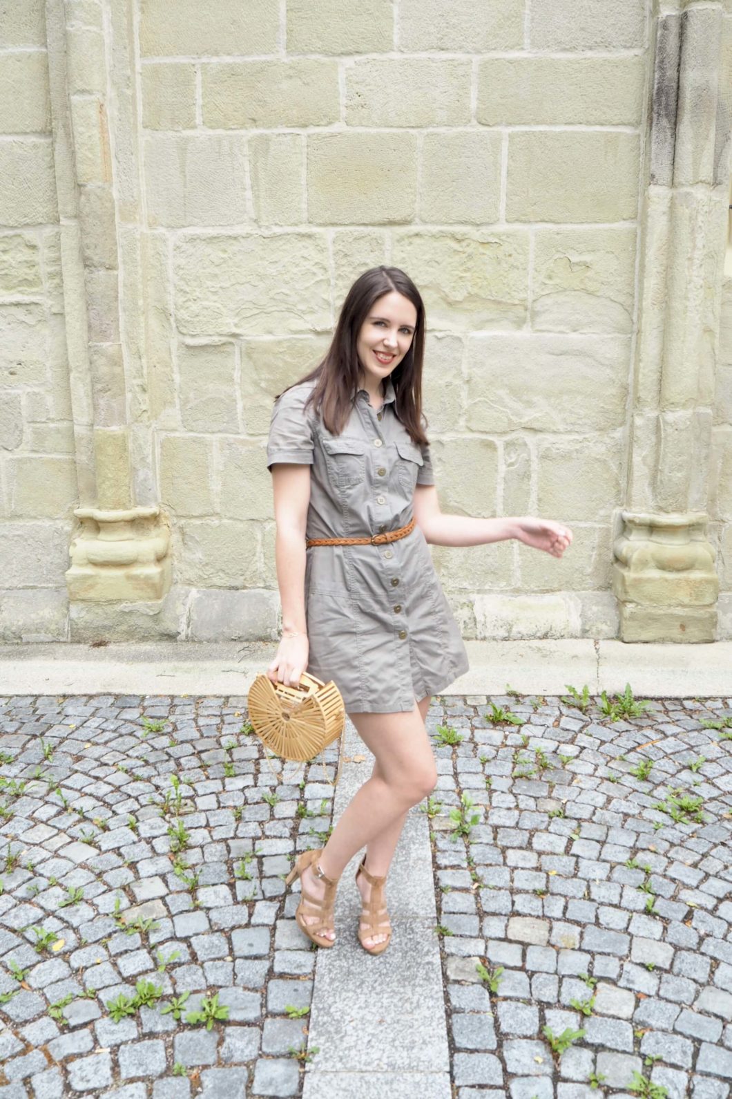 Taschentrends im Sommer: Outfit mit Handtasche aus Bambus im Cult Gaia