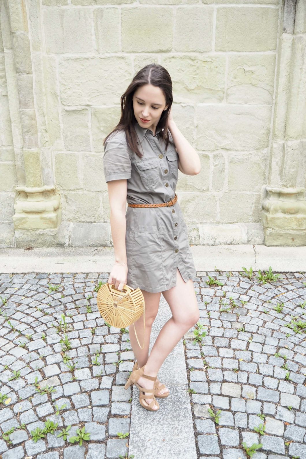 Taschentrends im Sommer: Outfit mit Handtasche aus Bambus im Cult Gaia