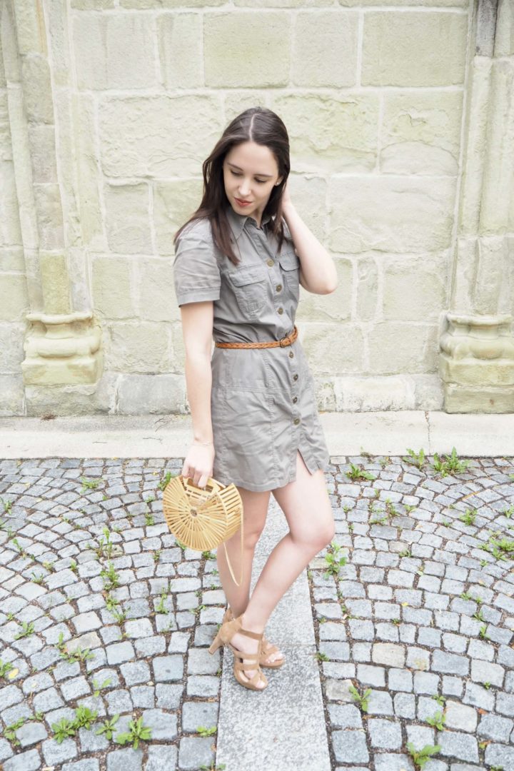 Taschentrends im Sommer: Outfit mit Handtasche aus Bambus im Cult Gaia