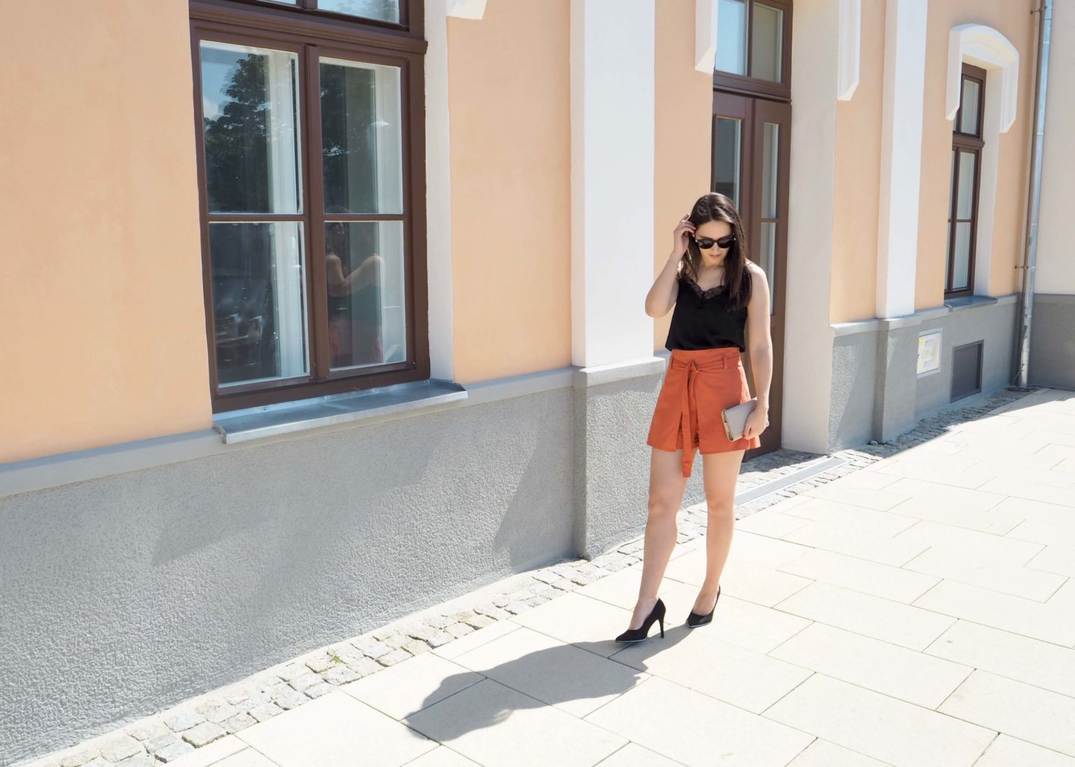 Orange is the new Black: So kombinierst du die Sommertrendfarbe Orange Outfit mit der Trendfarbe Orange