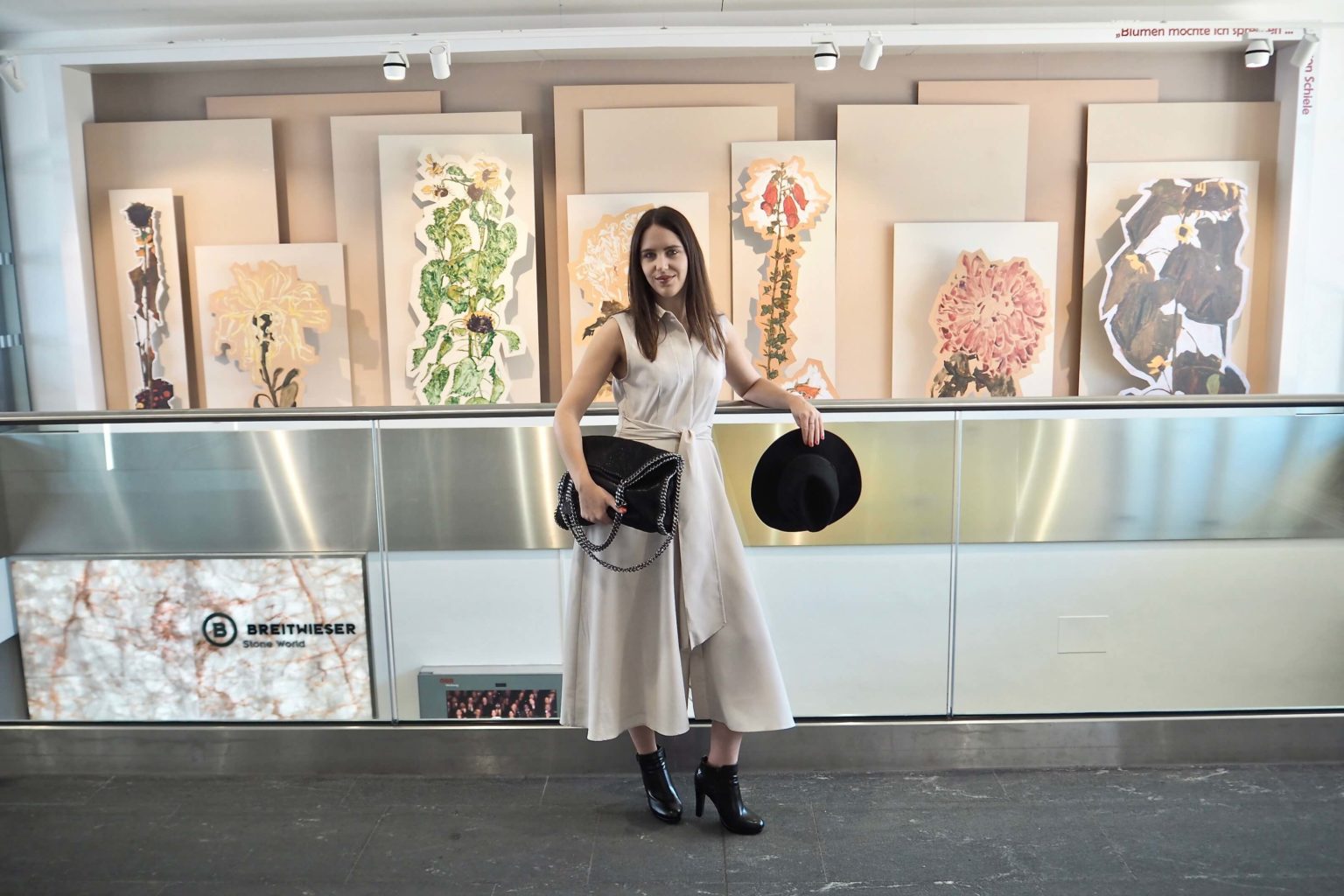 Herbst-Outfit mit Hut und Stiefeletten