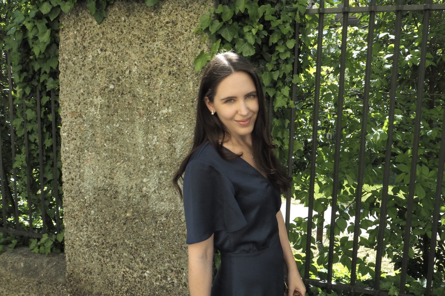 How to dress like Meghan Markle: Sommerlook mit Midikleid, Wedges und Perlenohrsteckern Ohrstecker Dahlia Prettique